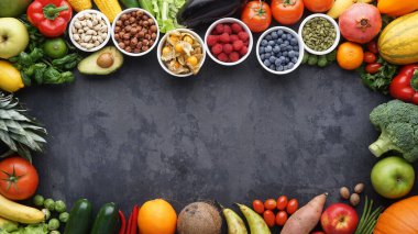 Sağlıklı yiyecekler: taze sebzeler, meyveler ve süper yiyecekler. Temiz yemek ve detoks. Beslenme, diyet, vejetaryen gıda konsepti.