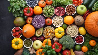 Sağlıklı yiyecekler: taze sebzeler, meyveler ve süper yiyecekler. Temiz yemek ve detoks. Beslenme, diyet, vejetaryen gıda konsepti.