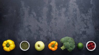 Sağlıklı yiyecekler: taze sebzeler, meyveler ve süper yiyecekler. Temiz yemek ve detoks. Beslenme, diyet, vejetaryen gıda konsepti.