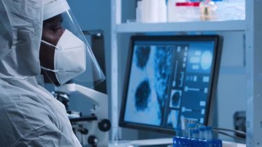 Bilimsel laboratuvar çeşitli araştırma ekipmanlarıyla dolu. Bilim adamları deneyler yapıyor ve araştırma faaliyetleri yürütüyorlar. Video konsepti bilim ve teknolojinin özünü vurguluyor.