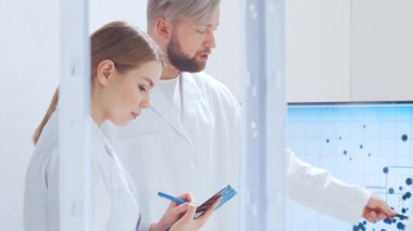 Bilimsel laboratuvar çeşitli araştırma ekipmanlarıyla dolu. Bilim adamları deneyler yapıyor ve araştırma faaliyetleri yürütüyorlar. Video konsepti bilim ve teknolojinin özünü vurguluyor.