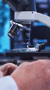 Bilimsel laboratuvar çeşitli araştırma ekipmanlarıyla dolu. Bilim adamları deneyler yapıyor ve araştırma faaliyetleri yürütüyorlar. Video konsepti bilim ve teknolojinin özünü vurguluyor.