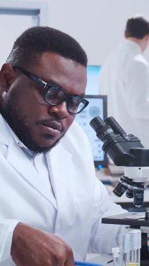 Bilimsel laboratuvar çeşitli araştırma ekipmanlarıyla dolu. Bilim adamları deneyler yapıyor ve araştırma faaliyetleri yürütüyorlar. Video konsepti bilim ve teknolojinin özünü vurguluyor.