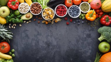 Sağlıklı yiyecekler: taze sebzeler, meyveler ve süper yiyecekler. Temiz yemek ve detoks. Beslenme, diyet, vejetaryen gıda konsepti.