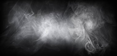 Siyah arka plan üzerinde soyut duman dokusu. Karanlıkta sis..