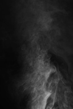Siyah arka plan üzerinde soyut duman dokusu. Karanlıkta sis..