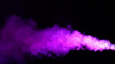 Siyah arka planda mor duman. Sis ya da buhar soyut koyu doku deseni. Siyah arkaplan.