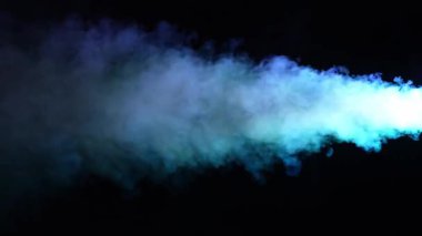 Mavi duman siyah arka planda. Sis ya da buhar soyut koyu doku deseni. Siyah arkaplan.