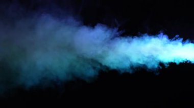 Mavi duman siyah arka planda. Sis ya da buhar soyut koyu doku deseni. Siyah arkaplan.