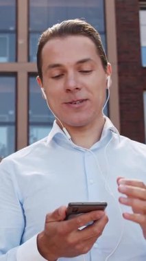 Sokakta çalışan genç ve çekici bir serbest çalışan. Ofis çalışanı ya da iş adamı. İş ve serbest meslek kavramı.