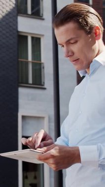 Sokakta çalışan genç ve çekici bir serbest çalışan. Ofis çalışanı ya da iş adamı. İş ve serbest meslek kavramı.