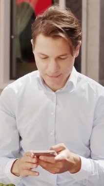 Sokakta çalışan genç ve çekici bir serbest çalışan. Ofis çalışanı ya da iş adamı. İş ve serbest meslek kavramı.