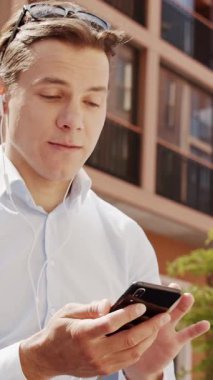 Sokakta çalışan genç ve çekici bir serbest çalışan. Ofis çalışanı ya da iş adamı. İş ve serbest meslek kavramı.