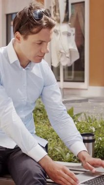 Sokakta çalışan genç ve çekici bir serbest çalışan. Ofis çalışanı ya da iş adamı. İş ve serbest meslek kavramı.