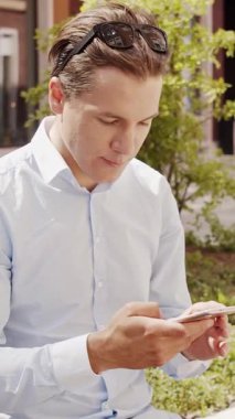 Sokakta çalışan genç ve çekici bir serbest çalışan. Ofis çalışanı ya da iş adamı. İş ve serbest meslek kavramı.