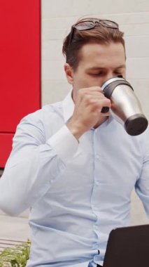 Sokakta çalışan genç ve çekici bir serbest çalışan. Ofis çalışanı ya da iş adamı. İş ve serbest meslek kavramı.