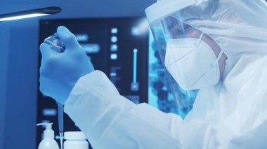 Bilimsel laboratuvar çeşitli araştırma ekipmanlarıyla dolu. Bilim adamları deneyler yapıyor ve araştırma faaliyetleri yürütüyorlar. Video konsepti bilim ve teknolojinin özünü vurguluyor.