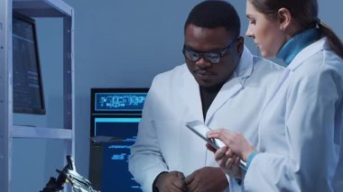 Bilimsel laboratuvar çeşitli araştırma ekipmanlarıyla dolu. Bilim adamları deneyler yapıyor ve araştırma faaliyetleri yürütüyorlar. Video konsepti bilim ve teknolojinin özünü vurguluyor.