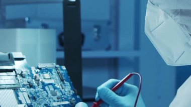 Bilimsel laboratuvar çeşitli araştırma ekipmanlarıyla dolu. Bilim adamları deneyler yapıyor ve araştırma faaliyetleri yürütüyorlar. Video konsepti bilim ve teknolojinin özünü vurguluyor.