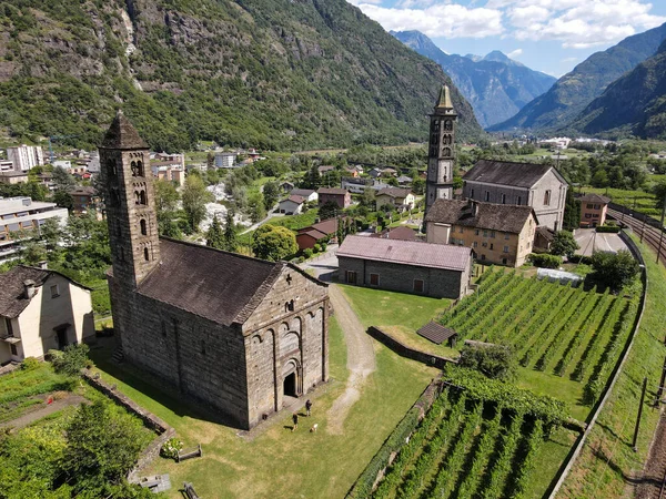 Sviçre Alplerindeki Giornico Köyünün Insansız Hava Aracı Görüntüsü — Stok fotoğraf