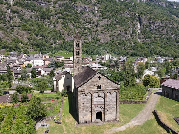 Sviçre Alpleri Ndeki Giornico Daki Saint Nicolao Kilisesinin Insansız Hava — Stok fotoğraf