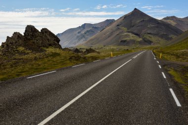 İzlanda 'da bir yolu olan kırsal alan.