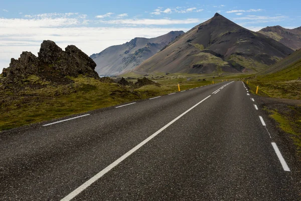 アイスランドの道路がある田園風景 — ストック写真