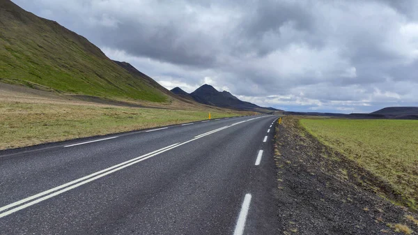 アイスランドの道路がある田園風景 — ストック写真