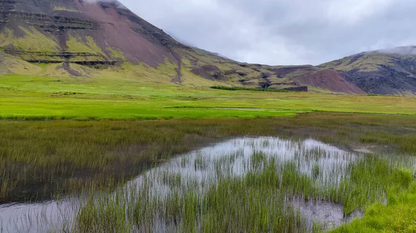 Αγροτικό Τοπίο Μια Λίμνη Στην Ισλανδία — Φωτογραφία Αρχείου