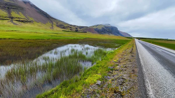 Paisagem Rural Com Lago Islândia — Fotografia de Stock