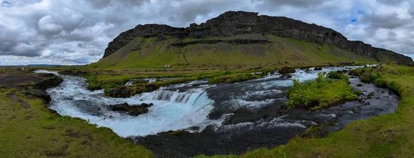 アイスランドの川と農村風景 — ストック写真