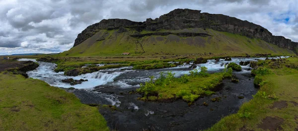 アイスランドの川と農村風景 — ストック写真