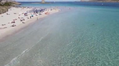 İtalya, Sardinya 'daki Stintino' da Pelosa sahilinde insansız hava aracı görüntüsü