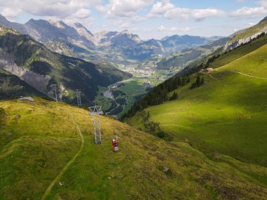 Engelberg üzerinde Furenalp teleferiği İsviçre Alplerinde.