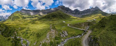 İsviçre Alplerinde Engelberg üzerindeki Furenalp 'te İHA görüntüsü
