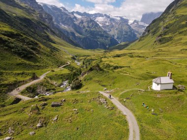 İsviçre Alplerinde Engelberg üzerindeki Furenalp 'te İHA görüntüsü