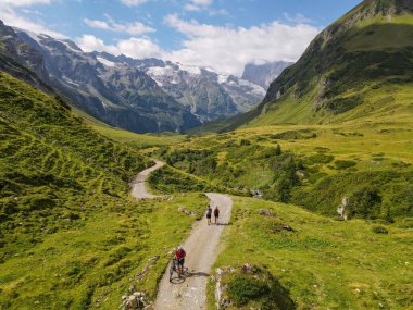 İsviçre Alplerinde Engelberg üzerindeki Furenalp 'te İHA görüntüsü