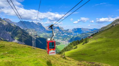 Engelberg, İsviçre - 1 Ağustos 2022: Furenalp teleferiği İsviçre Alplerinde Engelberg üzerinde