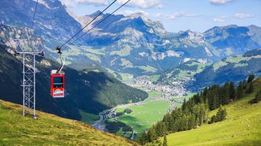 Engelberg, İsviçre - 1 Ağustos 2022: Furenalp teleferiği İsviçre Alplerinde Engelberg üzerinde