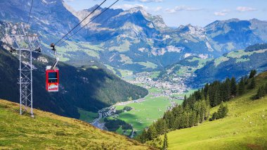 Engelberg, İsviçre - 1 Ağustos 2022: Furenalp teleferiği İsviçre Alplerinde Engelberg üzerinde