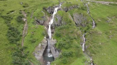 Furenalp 'teki Stauber şelalesinin İsviçre Alplerindeki Engelberg üzerindeki insansız hava aracı görüntüsü.
