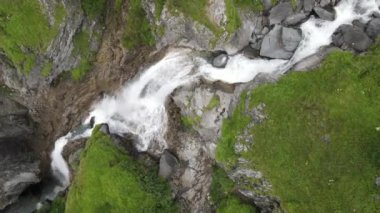 Furenalp 'teki Stauber şelalesinin İsviçre Alplerindeki Engelberg üzerindeki insansız hava aracı görüntüsü.