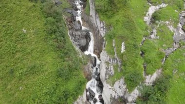 Furenalp 'teki Stauber şelalesinin İsviçre Alplerindeki Engelberg üzerindeki insansız hava aracı görüntüsü.