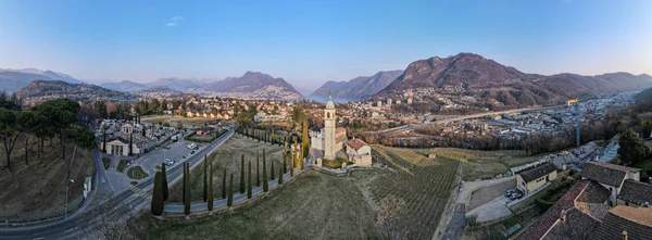 スイスのルガーノ近くのジェンティリーノ教会と墓地でのドローンビュー — ストック写真