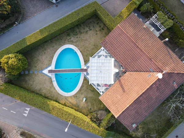Modern Yüzme Havuzlu Bir Evde Insansız Hava Aracı Görüntüsü — Stok fotoğraf