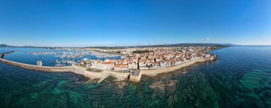 İtalya 'nın Sardunya kentindeki tarihi Alghero kasabasında insansız hava aracı görüntüsü