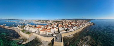 İtalya 'nın Sardunya kentindeki tarihi Alghero kasabasında insansız hava aracı görüntüsü