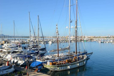 Alghero, İtalya - 17 Ekim 2022: İtalya 'da Sardunya' daki Alghero limanı