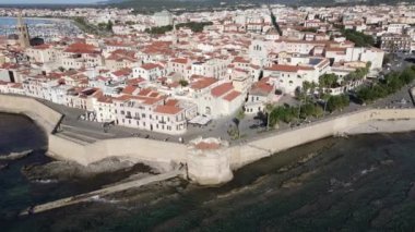 İtalya 'nın Sardunya kentindeki tarihi Alghero kasabasında insansız hava aracı görüntüsü