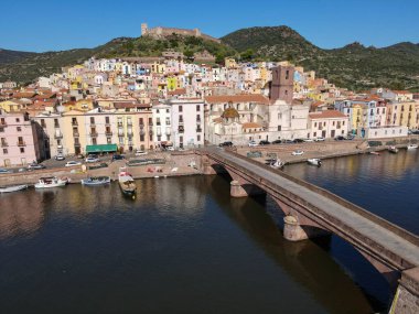 İtalya 'da Sardunya' daki Bosa köyünün insansız hava aracı görüntüsü